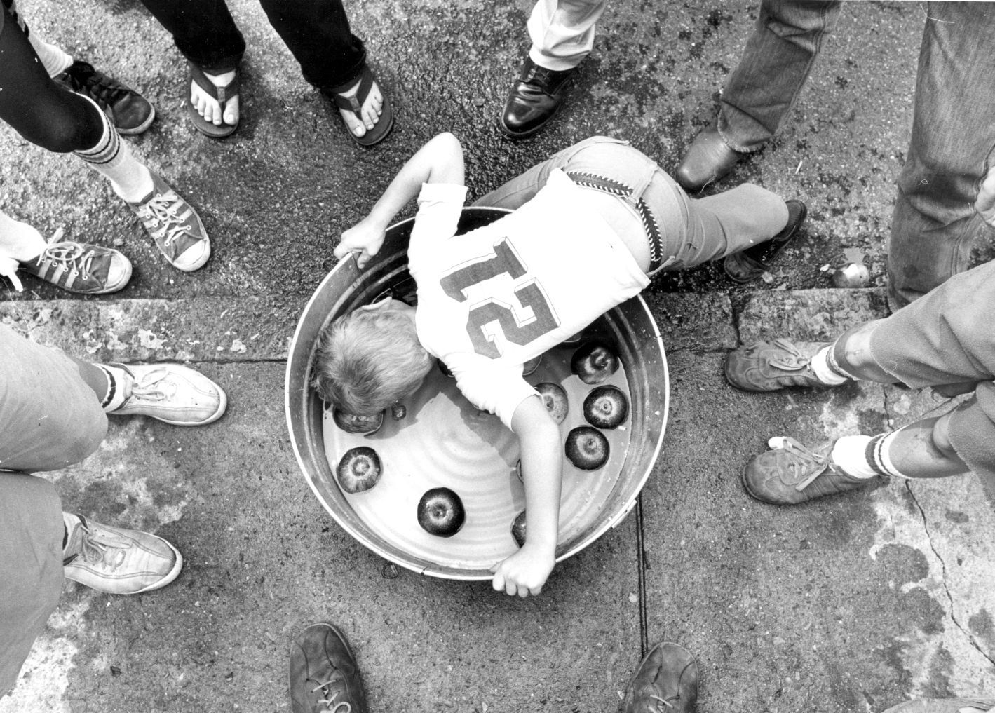 bobbing for apples 100479